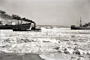 MS Texas og DS Halden i isen utenfor Filtvet 1954.jpeg