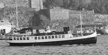 Nesoddbåten D/S Vika på vei mot Nesodden. Dette var den tidligere D/S Røken (1918-1934) og M/S Hval (1934-1952). Båten seilte på Nesodden fra 1953 til 1960 (Foto Mittet)