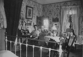 Magdalene Norman på hybelen i Boston.png