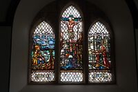 Glassmaleri ("The East Window") i St. Magnus Church på Birsay, Orkøyene. Til venstre vises St. Magnus på vei til slaget ved Anglesey og til høyre vises en bedende Magnus rett før han ble drept i 1115. Foto: Joshua K.P. Warren