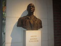 Byste av arkitekt Magnus Poulsson i Oslo rådhus, utført 1954. Foto: Stig Rune Pedersen (2012).