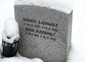 Magnus og Aase Bjerkholt gravminne.jpg