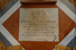 Minneplate på grava til Håkon Håkonsson, som låg gravlagt her vinteren 1263/1264. Foto: Heidi Thöni Sletten (2011).