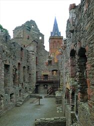 Ruinane av jarlane sitt palass med domkyrkja i bakgrunnen. Foto: Heidi Thöni Sletten (2011).