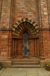 Ei av dørane, i romansk stil. Foto: Heidi Thöni Sletten (2011).