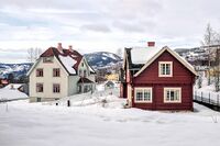 Hus fra henholdsvis 1915 (til venstre) og 1920-årene i boligfeltet på Maihaugen. Foto: Leif-Harald Ruud (2024).