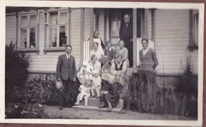 Mange samlet på trappa på Solvang.jpg