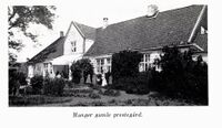 Manger gamle prestegard i Manger, Alver kommune. Hanche: Norges kirke og presteskap ved 900-årsjubileet. Utg. 1930.