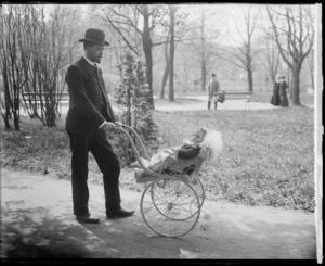 Mann med barnevogn og baby - no-nb digifoto 20160211 00022 NB NS NM 00075.jpg