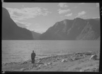 167. Mann på strand - no-nb digifoto 20160217 00072 NB MIT FNR 00846.jpg