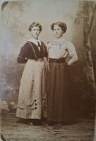 Fra v. Pauline Antonsen (g. Holtet, f.1887-d.1968), Maren Antonsen (g. Vestli) 1913. Døtre av Anton og Eli Sandbakken - se Bygdebok for Vang (Øvre Sandbakken). Foto: J. Larsen & A. Olsen, Hamar