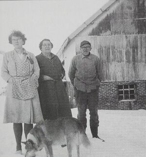 Margit, Astrid og Otto Hegelstad på Lille Svela.JPG