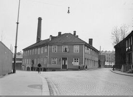 Maridalsveien 12 som ligger på stedet for dagens plass, med Fredensborgveien som tar av til høyre. Foto: Ruth Raabe/Oslo Museum (1932).