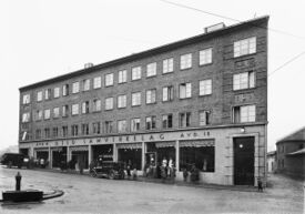 Gustavson sto bak relieffene med motiver fra vareproduksjon og -handel på Oslo samvirkelags bygning i Maridalsveien 169, tidligere Skjoldgata 2. Foto: Hans Christian Christoffersen /Oslo Museum (ca 1930).