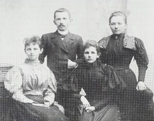 Marie Louise Moestue foto med søsken.jpg