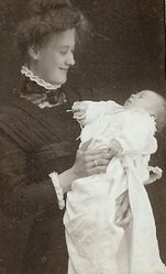 Marie Tunem, med datteren Sønnøva i 1910. Foto: Ukjent