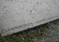 Markering på bakken av Clemenskirken i Middelalderparken. Foto: Stig Rune Pedersen (2005)