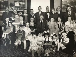 Familien samlet hos Marta på hennes 75 års dag i 1954. (Klikk på bildet for navn på personene.)