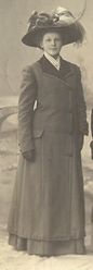 Martha Andersen i Sandefjord i 1911. Postkortbilde. Hatten er pyntet med sløyfer og fjær. Foto: Ukjent