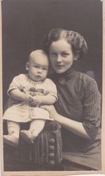 Martha med sønnen Sigurd i 1912. Martha ble gråhåret over natten da hun mistet sin mor og farvet derfor håret sitt svart. Håret er dessuten ondulert (krøllet). Foto: Ukjent