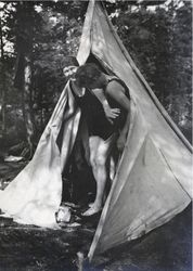 Martha og hennes eldste datter, Mia, på telttur på Vøra ved Sandefjord, i 1928. Foto: Ukjent