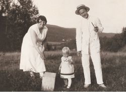 Martha og Ole med datteren Kari, Hokksund, 1931. Foto: Ukjent