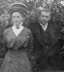 Martha og Rolf Andersen på Nordre Feen gård i Stokke i Vestfold, i 1910. Foto: Ukjent