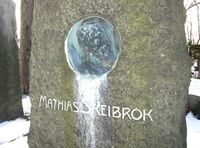 Portrettrelieffet på gravminnet til Mathias Skeibrok på Vår Frelsers gravlund er av Lars Utne. Foto: Stig Rune Pedersen (2013)