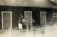 Uthuset på Mathisrud Midtre. I midten var det vedskjul, til venstre bryggerhus. Bak døra til høgre var det høns innenfor til høgre, og rett fram var det gris. Foto: ukjent