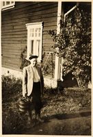 Ole Jemtland foran våningshuset. Foto: ukjent (familien Jemtland)