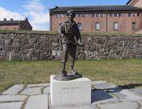 Statuen av Max Manus ved Akershus festning var blant Per Ungs siste arbeider. I 2026 ble den flyttet til Langkaia ved Havnelageret. Foto: Stig Rune Pedersen (2014)