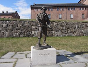 Max Manus statue Akershus festning.jpg