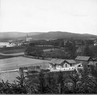 Utsikt vestover med Meglerløkken i forkant. I bakgrunnen Vestre Aker kirke og i vestre bildekant er det litt av bebyggelsen på Adamstuen. Foto: Olaf Martin Peder Væring/Oslo Museum (1870-1880).