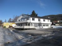 Meieribakken 4. I fyrste høgda til venstre heldt meieriet til før det opphøyrde. I seinare tid var her og ein kafé, i 2021 er her ikkje drift. Foto: Olav Momrak-Haugan