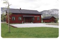 Meinstad skulehus er bygd 1869. Nedlagd som skule 1905 og er i 2011 mellom anna kontor for kyrkja.