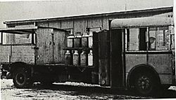 Rutebil med helkombinasjon: Lasteplan, melkespann og persontransport.