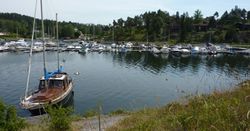 Småbåthavna sett mot syd med Kuholmen i bakgrunnen. Foto: Ukjent / Budstikka (2009).
