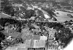 Mellom-Nes sett mot vest med Holmen skole midt på bilde. Foto: Ukjent / Asker bibliotek (1962).