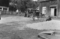 479. Mennesker, bil og sykkel (sf5957).jpg