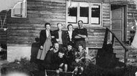 475. Mennesker foran hus (sf5947).jpg