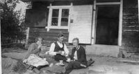 476. Mennesker foran hus (sf5948).jpg