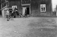477. Mennesker ved bygning (sf5956).jpg