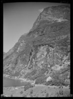 Geiranger kyrkje og Maråk i Geiranger i 1948. Ukjend fotograf/Nasjonalbiblioteket.