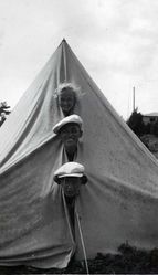 Mia, den livsbejaende, øverst. Foto: Ukjent