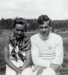 Mia og broren Sigurd, på Veierland. Foto: Ukjent