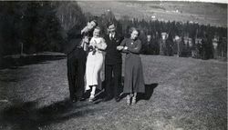 Mia og noen medpasienter ved Granheim lungesanatorium. Foto: Ukjent