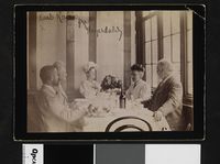 Middagsselskap med Karl Konow, Bjørnstjerne Bjørnson, Dagny Sautreau, Karoline Bjørnson og Christian Meyer Ross, ca. 1891. Foto: (Nasjonalbiblioteket).