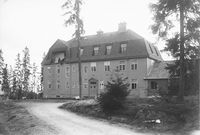 Midtstuen Sanatorium (brant ned i 1989) hadde mansardtak. Foto: Narve Skarpmoen (ca. 1910-20)