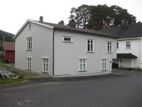 Midttun i Lensmannsgata i Folkestadbyen sett frå nordaust 2019.