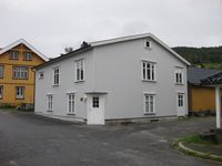 Midttun i Lensmannsgata i Folkestadbyen sett frå nordvest 2019.